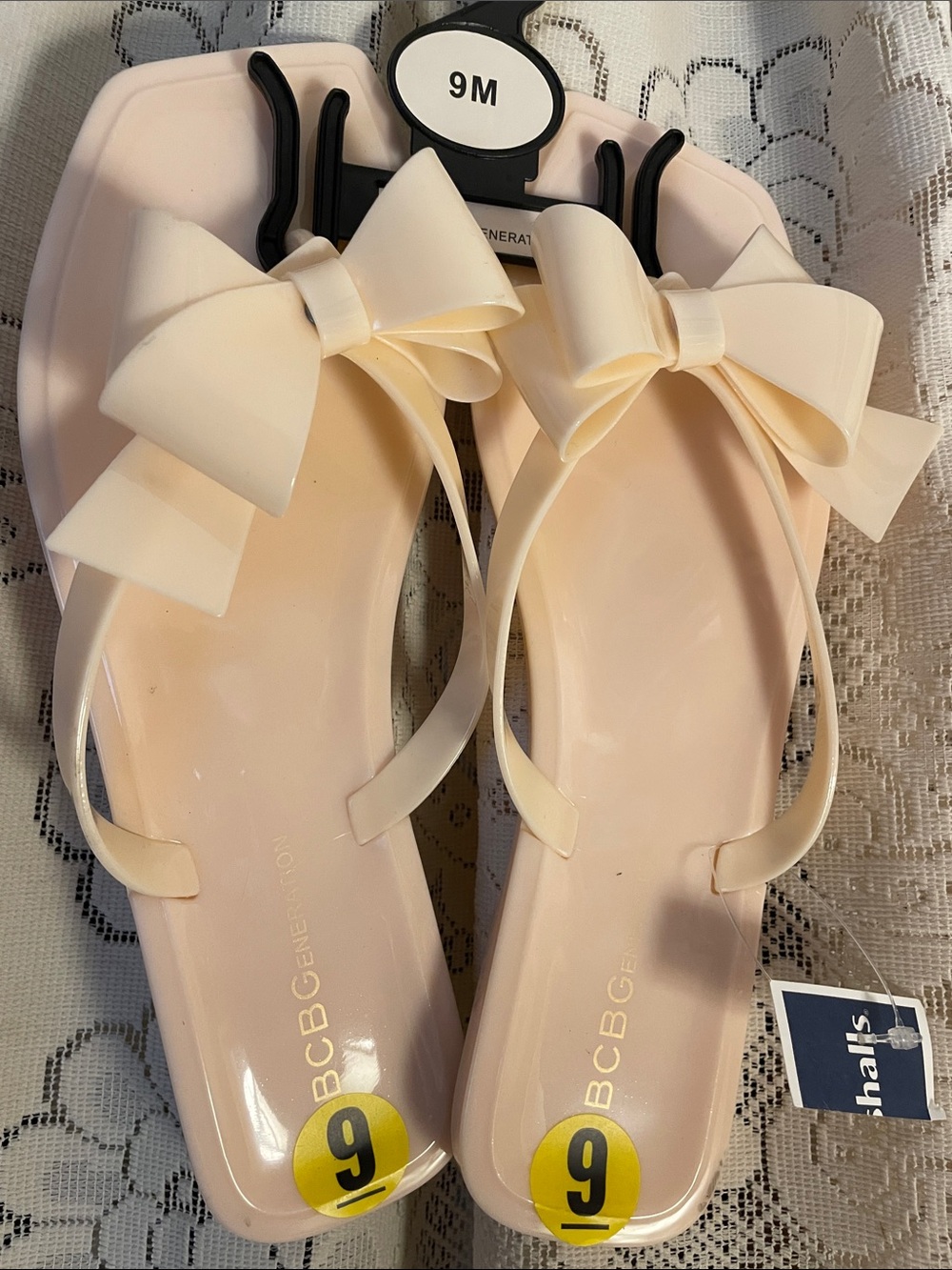 BCBGeneration Women’s Cream Bow Jelly Sandals NWT size 9